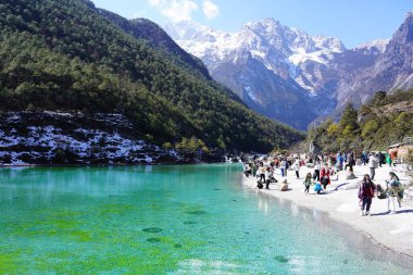 Lijiang 'daki Yeşim Ejder Dağında Mavi Ay Vadisi manzarası