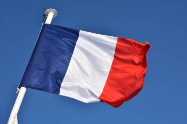 Drapeau franais de vedette flottant au vent plein soleil.