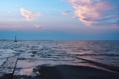 Geçiş du gois Immerg avec coucher de soleil, vende, France.