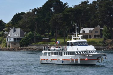 Turistli yolcu gemisi. Morbihan, Brittany 'nin golfünün güzelliği. Fransa.