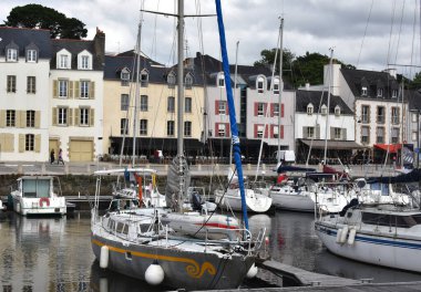 Vannes Limanı. Kapalı Vannes kasabası. Ortaçağ 'ın Vannes kasabası. Morbihan golf sahasının güzellikleri