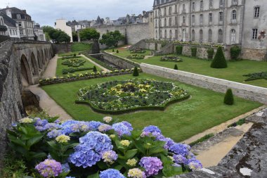 Kale bahçeleri. Kapalı Vannes kasabası. Ortaçağ 'ın Vannes kasabası. Morbihan golf sahasının güzellikleri
