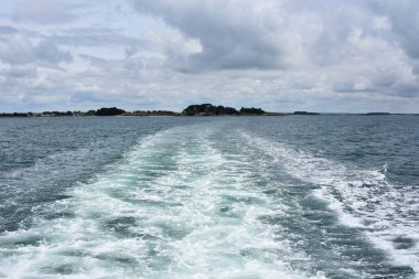 Denizden görünen ev ve sahil Morbihan Körfezi Güzelliği, Brittany. Fransa