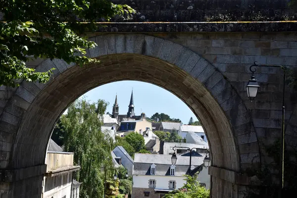 Kilise ve köprü, Auray, Saint Goustan, Brittany 'nin güzelliği, Morbihan golfü. Britanya 'nın güzelliğinin renkleri.