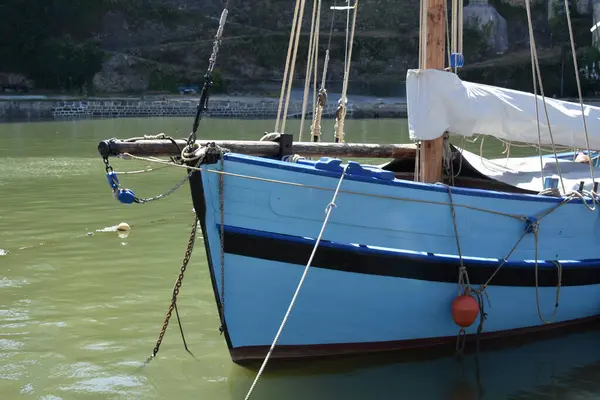Mavi tekne, Auray, Saint Goustan, Brittany 'nin güzelliği, Morbihan' ın golfü. Britanya 'nın güzelliğinin renkleri.
