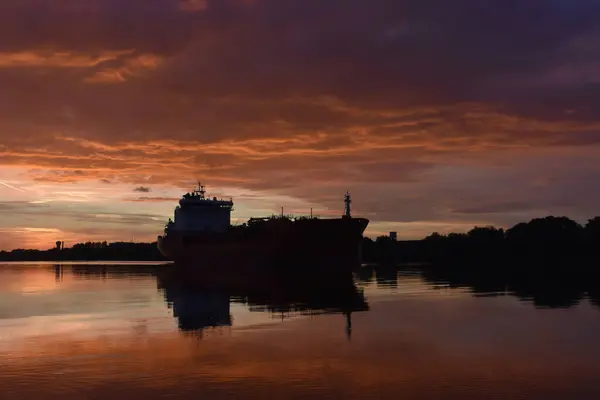 Loire nehrinde gün batımında büyük bir tekne.