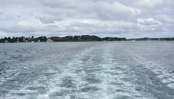 Bir yolcu gemisinin uyanışı. Morbihan Körfezi Güzeli, Brittany. Fransa