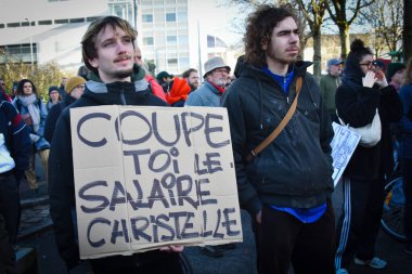 19 Aralık 2024, Nantes gösterisi, Pays de la Loire bölgesi, Fransa. Bütçe tasarrufu, kültür, spor ve dernek dünyasına karşı Pays de la Loire bölgesel oteli önünde.