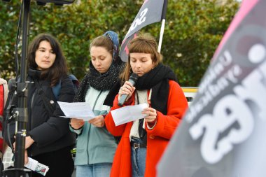 19 Aralık 2024, Nantes gösterisi, Pays de la Loire bölgesi, Fransa. Bütçe tasarrufu, kültür, spor ve dernek dünyasına karşı Pays de la Loire bölgesel oteli önünde.