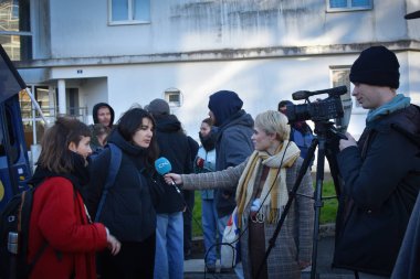 19 Aralık 2024, Nantes gösterisi, Pays de la Loire bölgesi, Fransa. Bütçe tasarrufu, kültür, spor ve dernek dünyasına karşı Pays de la Loire bölgesel oteli önünde.