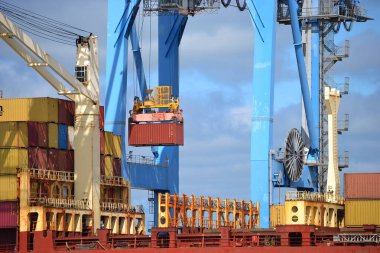 İskele vinci, konteyner gemisi