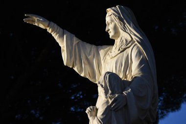 Parkta Bakire Meryem