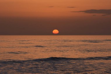Denizin üzerinde güzel bir gün batımı