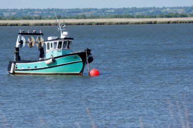 Nehir kıyısında bir balıkçı teknesi