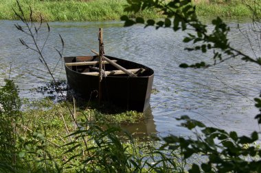 Nehirde balıkçı teknesi