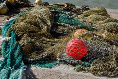 Atlantik Denizi şehrinin limanında balık ağı 
