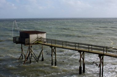Denizde ahşap iskele