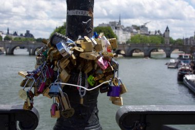Paris, Fransa 'da aşk köprüsü