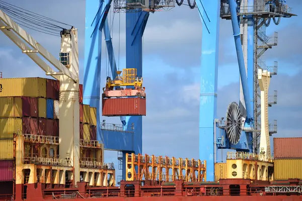 İskele vinci, konteyner gemisi