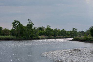Yazın nehir kıyısında..