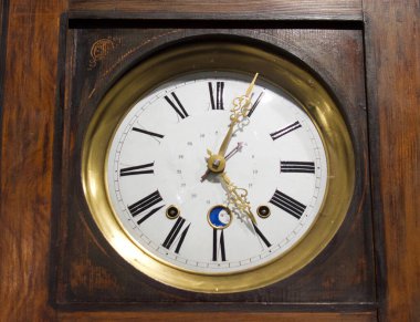 ahşap duvar eski saat