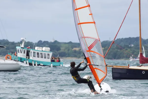 Fransız Rivierasında yelkenli tekneler yarışıyor.