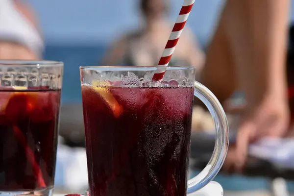 kırmızı kokteyl ve bir bardak meyve suyu.