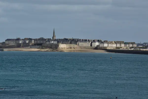 Saint Malo plajından şehrin manzarası