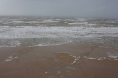 Dalgalar kıyıya vuruyor