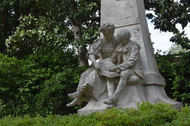 Yazar Jules Verne 'in annesiyle kitap okuyan heykeli. 