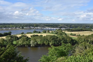 Şehirdeki köprünün ve nehrin üzerindeki köprünün manzarası. Loire Vallee, Fransa. 