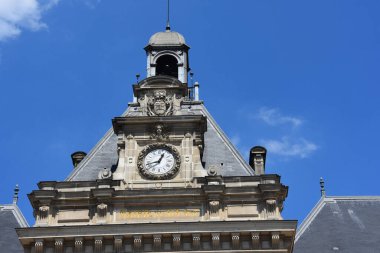 Paris 'teki eski binada saat.