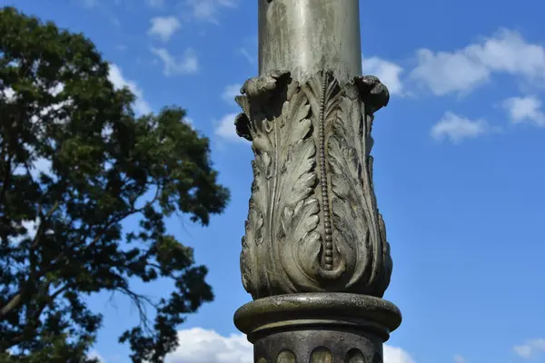 Lamba direğindeki heykel Paris 'teki eski bitki bahçesi.