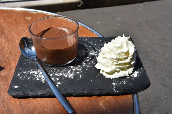 Kremalı çikolatalı kek ve kahve fincanı..