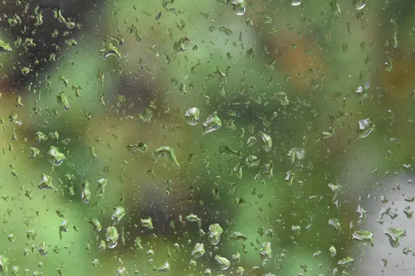 Pencere camına yağmur damlaları