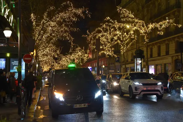 Noel arifesi. Paris 'ten kışın gece manzarası. Fransa. 