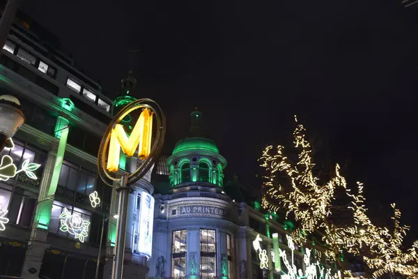 Paris 'ten kışın gece manzarası. Fransa