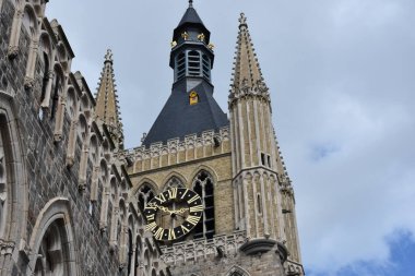 Bir kilisenin içinde, Ypres şehrinde, Belçika. 