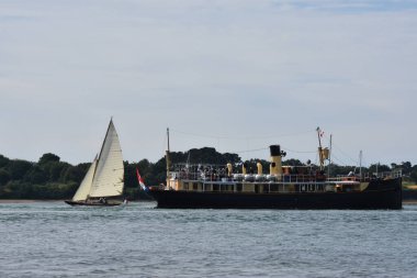 Morbihan Körfezi geçit töreninde denize açılacak tekne. Britanyalıyım. Fransa