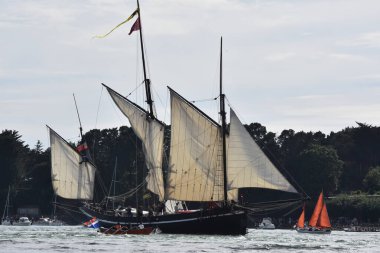 Morbihan Körfezi geçit töreninde eski bir yelkenli. Britanyalıyım. Fransa