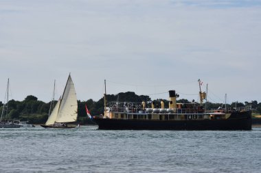 Morbihan Körfezi geçit töreninde yelkenli. Britanyalıyım. Fransa