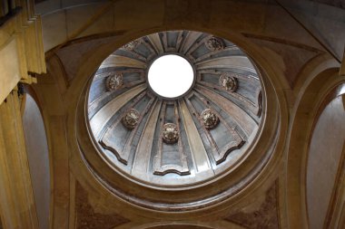 Bir kilisenin kubbesi. Lizbon. 