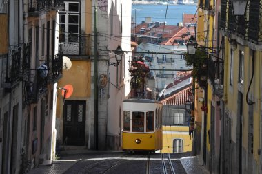 Eski tramvay ve sarı tramvay. Lizbon. Portekiz. 