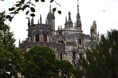 Güzel ortaçağ mimarisinin manzarası. Portekiz, Sintra 'daki Quinta regaleira' nın kuyruğu.. 