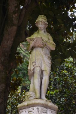 Portekiz Sintra okuyan kadın heykeli. 