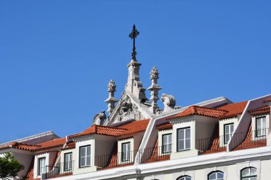 Arka planda mavi gökyüzü olan eski bir bina. Lizbon 'daki eski bir anıt