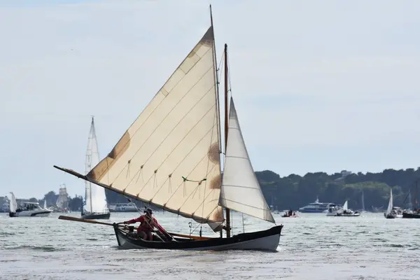 Körfez Morbihan geçit töreni sırasında denizde küçük bir yelkenli. Fransa 
