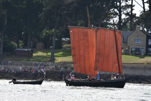 Morbihan Körfezi geçit töreninde eski bir yelkenli. Britanyalıyım. Fransa