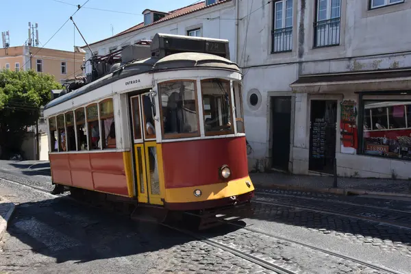 Lizbon şehir merkezindeki caddelerden geçen bir tramvay manzarası..