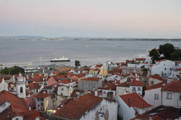 Tagus nehrinin manzarası, şehir merkezinde güzel bir günbatımı. Lisbonne Portekiz, Avrupa. 